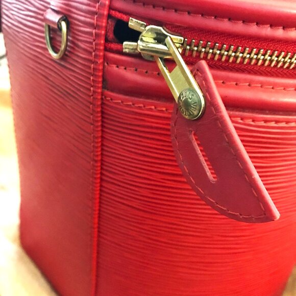 Louis Vuitton Red Cannes Vanity Case with exterior is classic LV EPI Leather - Picture 10 of 12
